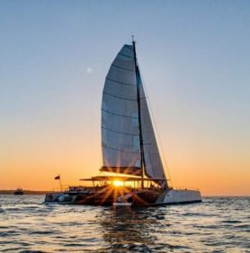 atardecer-por-la-bahia-de-cartagena-en-bonavida-catamaran-600x450